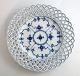 Royal 
Copenhagen. 
Musselmalet, 
Vollspitze. 
Flach mit 
durchbrochener 
Kante. Modell 
1097. ...