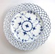 Royal 
Copenhagen. 
Musselmalet, 
Vollspitze. 
Flach mit 
durchbrochener 
Kante. Modell 
1098. ...
