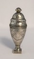 Clemens 
Pedersen, 
Odense 
(1770-1795). 
Silbernes 
Riechdose. Höhe 
9 cm. Mit 
Gebrauchsspuren.
