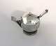 George Jensen. 
Pyramide. 
Sterling (925). 
Senfglas mit 
grüner 
Emaille-
Innenseite und 
Löffel. ...