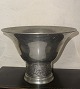 Art deco 
perioden: Vase 
i tin. 
Dekoreret på 
bund-stykket.  
Fremstillet hos 
Mogens Ballin’s 
...