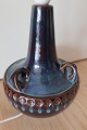 Schöne 
Tischlampe aus 
Steinzeug
Søholm, 
Bornholm, 
Dänemark
H: 29cm ohne 
Fassung
Stempel ...