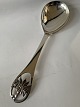 Serveringsske i 
sølv.
Længde 24 cm.
Produceret 
År.1952