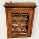 Hängeschrank in 
Mahagonifurnier, 
Maße: HxBxT 
110x85x22,5cm, 
Hat einige 
altersbedingte 
...