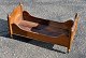 Braun bemaltes 
- gemasertes - 
Kinder-
/Puppenbett, 
19. 
Jahrhundert. 
Dänemark. 
Länge: 70 cm. 
B.: ...