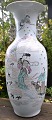 Große 
chinesische 
Bodenvase aus 
Porzellan, 
Tongzhi, 19. 
Jahrhundert. 
Gemälde in Form 
von ...