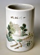 Chinesischer 
Pinselbecher 
aus Porzellan, 
Tongzhi, 19. 
Jahrhundert. 
Mit Pavillon 
und Schrift ...
