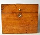 Englische 
Empire-Truhe 
mit zwei 
Feldflaschen, 
19. 
Jahrhundert. 
Mit drei 
Zimmern. Aus 
Holz mit ...