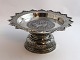Thailand. 
Silberne Schale 
auf Fuß mit 
schwarzem 
Niello. 
Durchmesser 18 
cm. Höhe 8,5 cm
