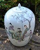 Chinesische 
Deckelvase aus 
bemaltem 
Porzellan, 
China des 19. 
Jahrhunderts. 
Tongzhi. Bemalt 
mit ...