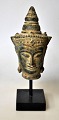 Buddha-Büste 
aus Bronze, 20. 
Jahrhundert. 
Auf einem 
Holzsockel. 
Höhe: 13 cm. Zu 
Fuß: 19 cm.