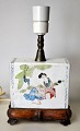 Chinesisches 
Porzellankissen, 
umgebaut zur 
Lampe, 19. 
Jahrhundert. 
Mit 
handgemalten 
...