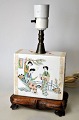 Chinesisches 
Porzellankissen, 
umgebaut zur 
Lampe, 20. 
Jahrhundert. 
Mit 
Verzierungen in 
...