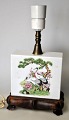 Chinesisches 
Porzellankissen, 
umgebaut zur 
Lampe, 20. 
Jahrhundert. 
Mit 
Verzierungen in 
...