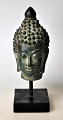 Buddha-Büste 
aus Bronze, 20. 
Jahrhundert. 
Auf einem 
Holzsockel. 
Höhe: 12 cm. Zu 
Fuß: 17 cm.