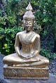 Buddhafigur aus 
vergoldetem 
Holz, 20. 
Jahrhundert. 
Milchgrünes 
Glas und 
Spiegel. Höhe: 
49 cm. ...