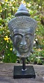 Buddha-Büste 
aus Bronze, 20. 
Jahrhundert. 
Auf einem 
Holzsockel. 
Höhe: 22,5 cm. 
H. inkl. Fuß: 
...