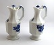 Königliches 
Kopenhagen. 
Blaue Blume, 
eckig. 
Öl-Essig-Krüge. 
Modell 8582 
8583. Höhe 14,5 
cm. (1 Wahl)