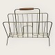 Zeitungshalter 
aus Metall mit 
Holzgriff, 
1960er Jahre, 
Maße: HxBxT 
37x41x18cm
