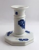Königliches 
Kopenhagen. 
Blaue Blume, 
eckig. 
Leuchter. 
Modell 3303. 
Höhe 11 cm. (2. 
Wahl)
