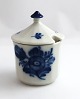 Königliches 
Kopenhagen. 
Blaue Blume, 
eckig. 
Senfglas. 
Modell 8566. 
Höhe 6 cm. (2. 
Wahl)