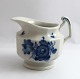 Königliches 
Kopenhagen. 
Blaue Blume, 
eckig. 
Milchkännchen. 
Modell 8564. 
Höhe 8,4 cm. (1 
Wahl)