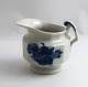 Königliches 
Kopenhagen. 
Blaue Blume, 
eckig. Kleines 
Milchkännchen. 
Modell 8652. 
Höhe 7 cm. (1 
Wahl)