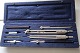 Eine grosse 
alte 
Zirkel-Set, - 
mit mehere 
Teile
Marke: 
Präzision, 
Ecopra
L: 25cm (Die 
...