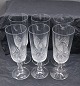 Set mit 6 
Kristall-
Champagnergläsern 
mit 
facettierten 
Stielen und 
einem guten 
Zustand.
H 19cm - ...