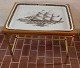 Brun Trankebar  
 Teblad Fajance 
Bakkebord 58 x 
53.5 cm ...