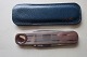 Vintage 
Taschenmesse 
rmit Foderal 
mit Stempel 
"FORD"
L: 8cm
In gutem 
Zustand
Warennr.: 
KL1005