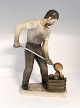 Bing & 
Gröndahl. 
Porzellanfigur. 
Gießereiarbeiter.
 Modell 2335. 
Höhe 30 cm. (1 
Wahl)