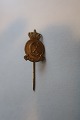 For samlere:
Ældre reversnål / Kongeemblem
Udført i gult metal med bogstaverne CX
Fremstillet efter en tegning af Poul Søbye (1889-1965)
Dateret: 26.9.1940
L: 4cm