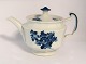 Königliches 
Kopenhagen. 
Blaue Blume, 
eckig. 
Teekanne. 
Modell 8503. 
Höhe 15,5 cm (2 
Wahl)