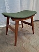 Skammel i 
teaktræ, fra 
1960erne.
Den har 
brugsspor.
Højde 40cm 
Bredde 46cm 
Dybde 32cm