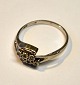 Ring aus 14 
Karat Weißgold, 
20. 
Jahrhundert, 
mit 6 
Diamanten. 
6/32. 
Gestempelt. 
Größe 51/52. 
...
