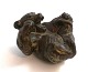 Königliches Kopenhagen. Figur aus Steinzeug. Liegender Bär. Knud Kühn. Modell 
20271. Länge 17 cm. (1 Wahl)