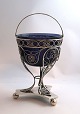 Frederik Mortz Klose, Kopenhagen. Silberne Bonbonschale in Filigranarbeit mit 
blauem Glaseinsatz. Höhe 15,5 cm. Hergestellt 1814. Das Glas weist leichte 
Beschädigungen auf. (Siehe Foto)