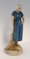 Bing & Gröndahl. Porzellanfigur. Mädchen mit Rechen. Modell 2050. Höhe 27 cm. (2 
Wahl).