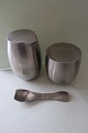 Bodum, Dänemark
Schön Zucker - Sahne Set aus borstigem Stahl
Die Zucker Schale ist mit Deckel
Die schöne Zucker Löffeln ist inkludiert in der 
Preis
Design: C. Jørgensen, Dänemark
In gutem Zustand