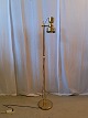 Gulvlampe i 
metal, fra 
1990erne.
Den har 
brugsspor.
Højde 142cm 
Diameter på fod 
27cm