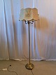 Gulvlampe i 
metal med 3 
pære og skærm, 
fra 1980erne.
Den har 
brugsspor.
Højde 159cm 
Diameter 27cm