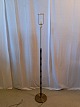 Gulvlampe i 
metal og 
palisander, fra 
1960erne.
Den har 
brugsspor.
Højde 160cm 
Diameter på fod 
25cm