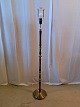 Gulvlampe i 
matal og 
palisander, fra 
1960erne.
Den har 
brugsspor.
Højde 144cm 
Diameter på fod 
25cm