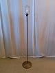 Gulvlampe i 
metal, fra 
1960erne.
Den har 
brugsspor.
Højde 145cm 
Diameter på fod 
25cm