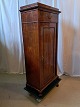 Skab i fineret 
nødetræ og 
mahogni, fra 
1900erne.
Det har 
brugsspor.
Højde 147cm 
Bredde 68cm ...
