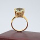 Ring i 14 kt. 
guld prydet med 
blå topas. Ring 
str. 52-53.
Topas mål 12 
mm x 9 mm.
Kontakt os ...