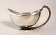 Georg Jensen. 
Saucenschale 
mit Henkel. 
Harald Nielsen. 
Modell 761. 
Länge 17 cm. 
Höhe 7,5 cm. 
...