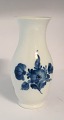 Königliches 
Kopenhagen. 
Blaue Blume. 
Vase. Modell 
8263. ...