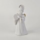 Figur med motiv af en engel med en tamburin. Figuren er i hvidt porcelæn med forgyldte vinger og ...